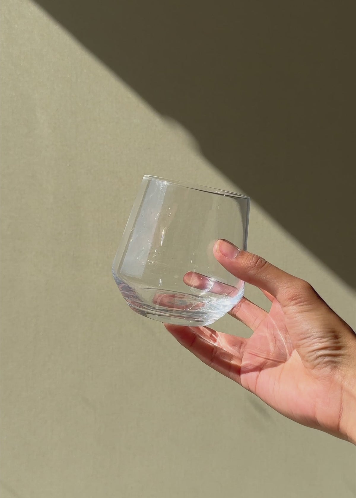 Cargar vídeo: Video de Vaso Old Fashion de cristal transparente London 385 ml para restaurantes, bares, hoteles, cafeterias, lounges y banquetes