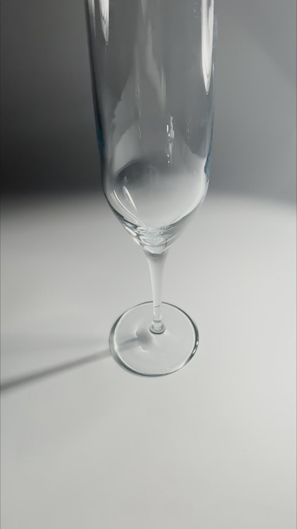 Cargar vídeo: Copa para champagne de vidrio transparente Napa 200 ml — video de producto