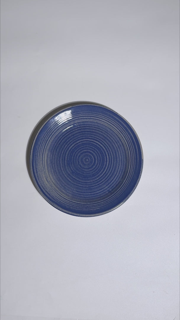 Cargar vídeo: Video del diseño concéntrico y acabado azul del plato México Lindo