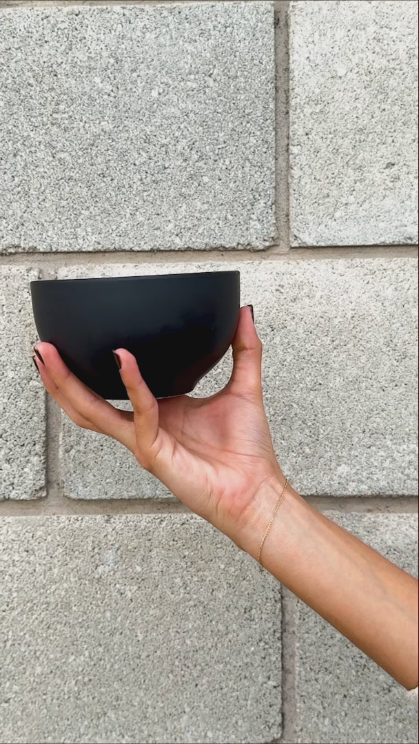Plato hondo de porcelana negro Hakone 510 ml — video de producto