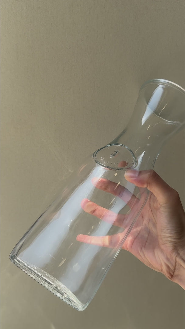 Cargar vídeo: Video de la jarra para vino de vidrio transparente de 1 L