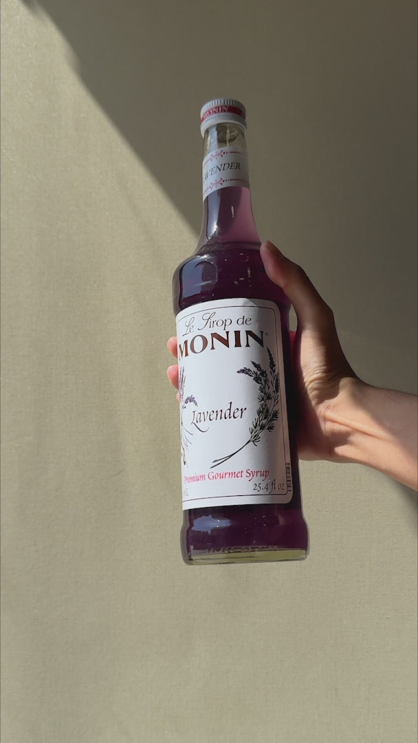 Cargar vídeo: Jarabe de lavanda botella de vidrio Monin 750 ml — video de producto