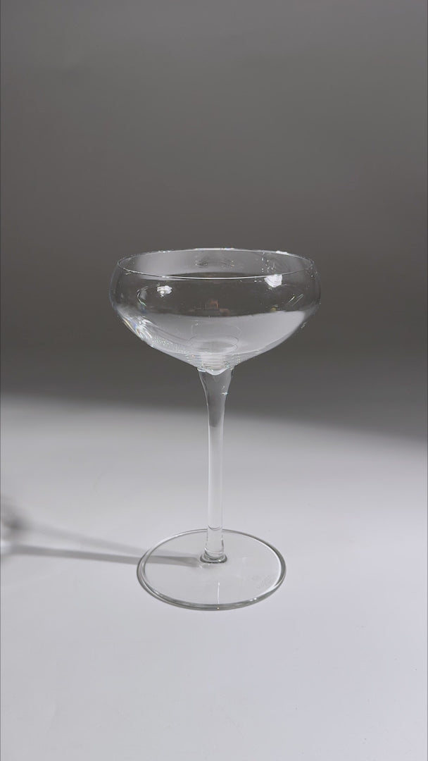 Cargar vídeo: Copa para coctel de vidrio transparente Coupe 266 ml — video de producto