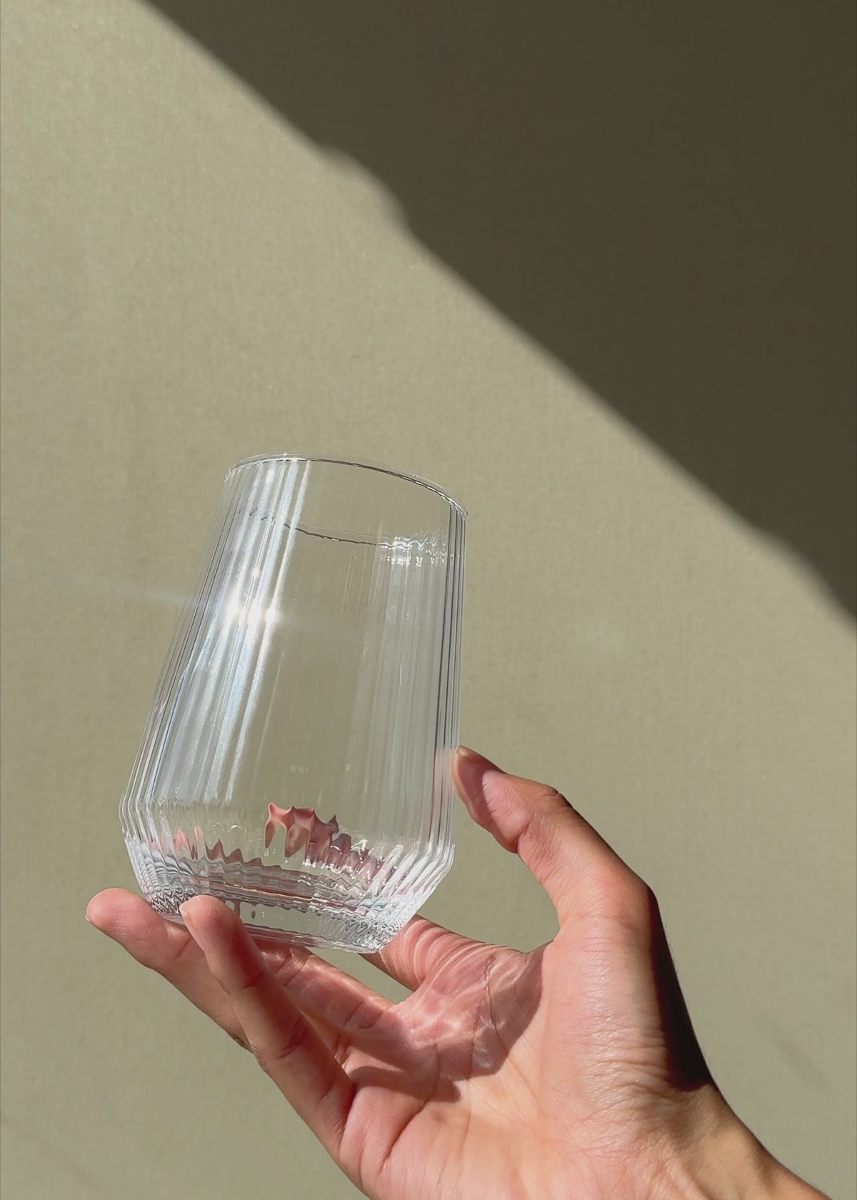 Cargar vídeo: Vaso highball de vidrio transparente Lines 390 ml — video de producto