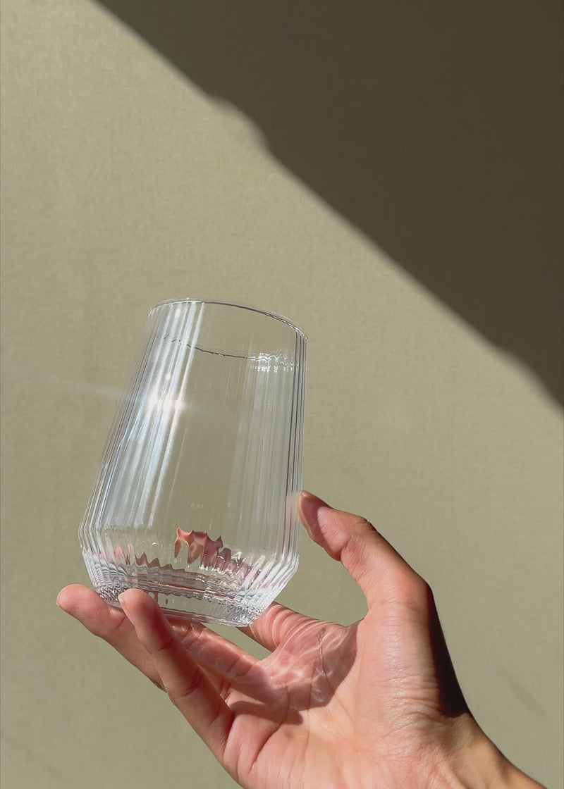 Vaso highball de vidrio transparente Lines 390 ml — video de producto
