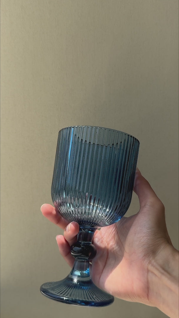 Cargar vídeo: Video de la copa para agua de vidrio azul Estancia Lines 325 ml