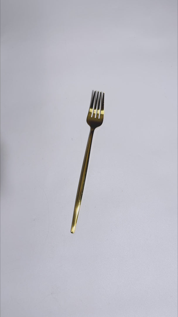Video del diseño y acabado dorado del tenedor para ensalada Atenas
