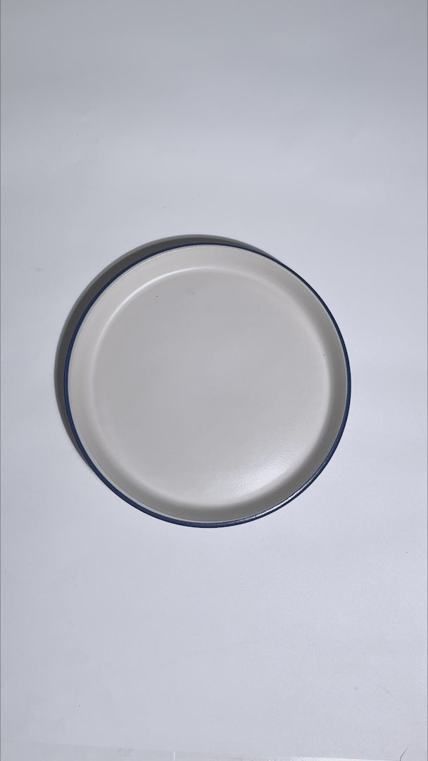 Cargar vídeo: Video del borde elevado y filo azul del plato de cerámica Alaska