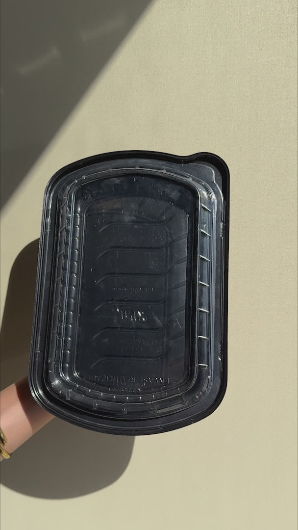 Cargar vídeo: Contenedor domo de plástico (poliestireno) rectangular base negra para alitas 28x18.5x5 cm 800 ml / 27 oz — video de producto