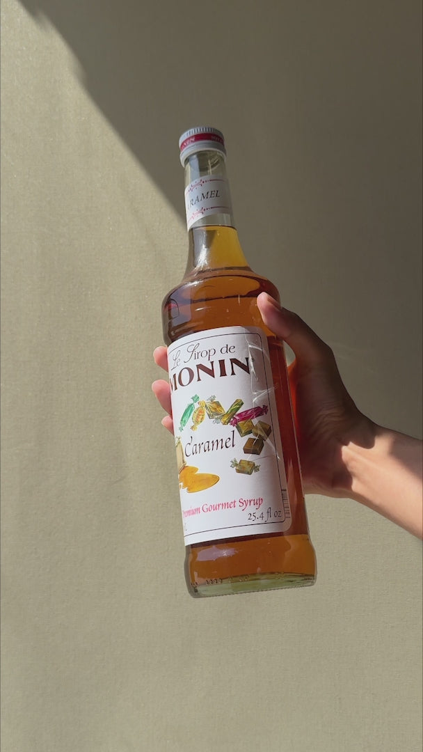 Jarabe de caramelo botella de vidrio Monin 750 ml — video de producto