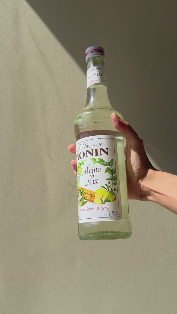 Cargar vídeo: Jarabe de mojito botella de vidrio Monin 750 ml — video de producto