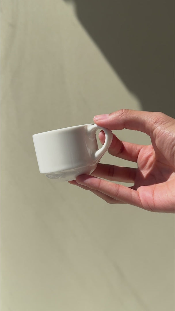Cargar vídeo: Video de la taza para espresso de porcelana Banquet de 80 ml