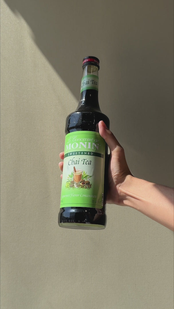 Jarabe de té chai botella de vidrio Monin 750 ml — video de producto