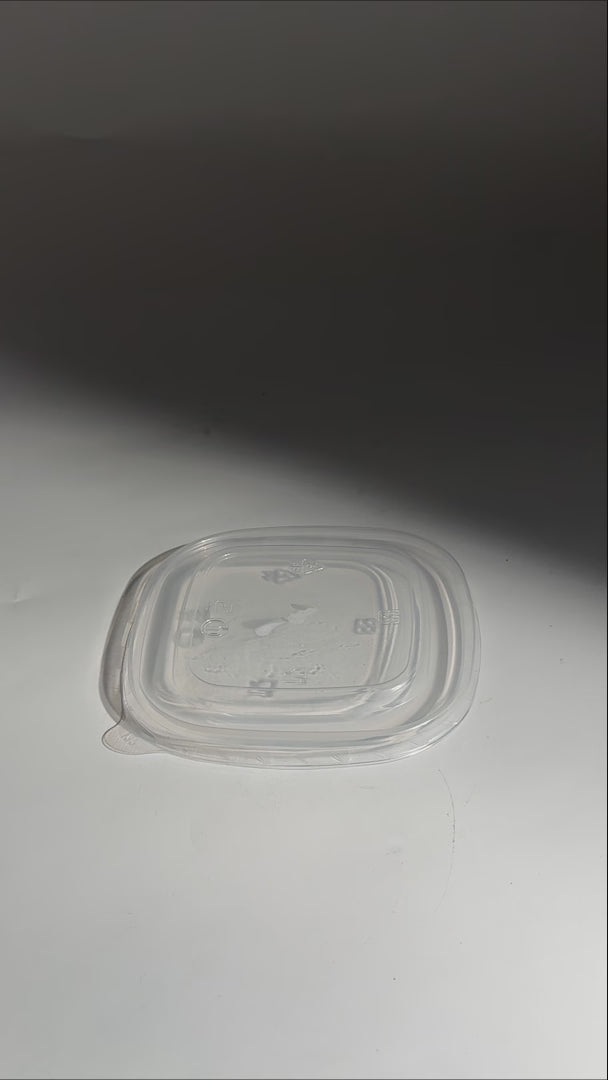 Tapas de plástico (polipropileno) transparente para contenedor cuadrado premium de 16 y 24 oz — video de producto