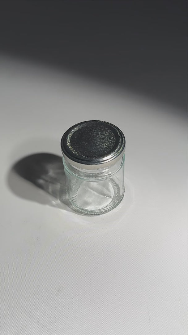 Frascos cilindro de vidrio transparente con tapa plateada de 50 a 500 ml — video de producto