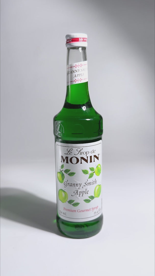 Jarabe de manzana botella de vidrio Monin 750 ml — video de producto