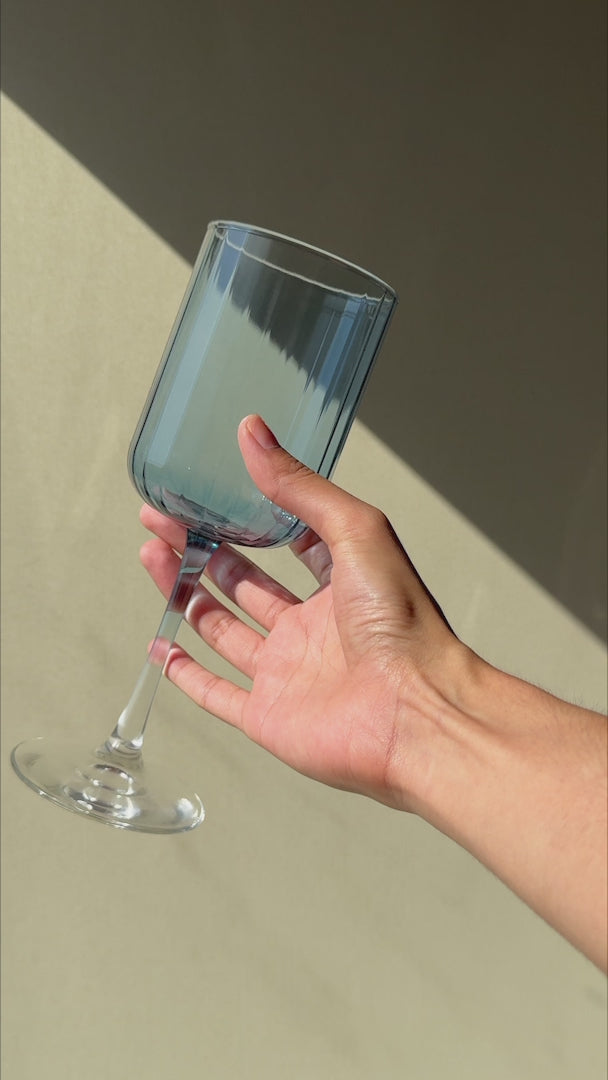 Cargar vídeo: Video de la copa para cóctel azul Linear Zafiro 399 ml