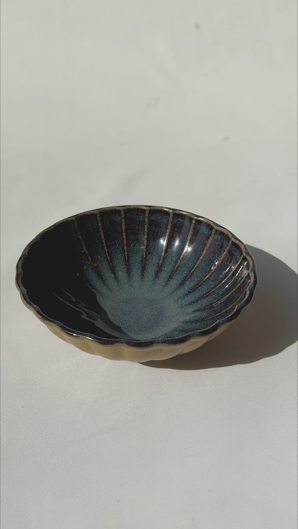 Cargar vídeo: Video del tazón de porcelana azul Sphere Ocean East 550 ml