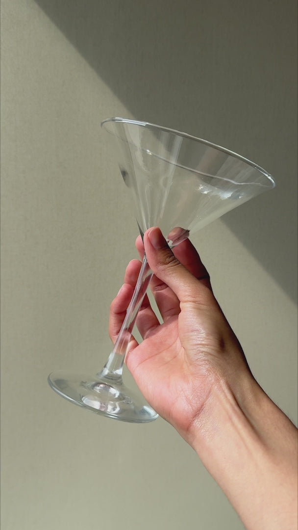 Cargar vídeo: Video de la copa para martini de vidrio Finedge 237 ml