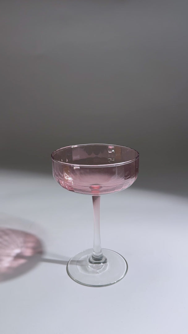 Cargar vídeo: Video del cáliz rosa, tallo y base de la copa coupe Linear Blush