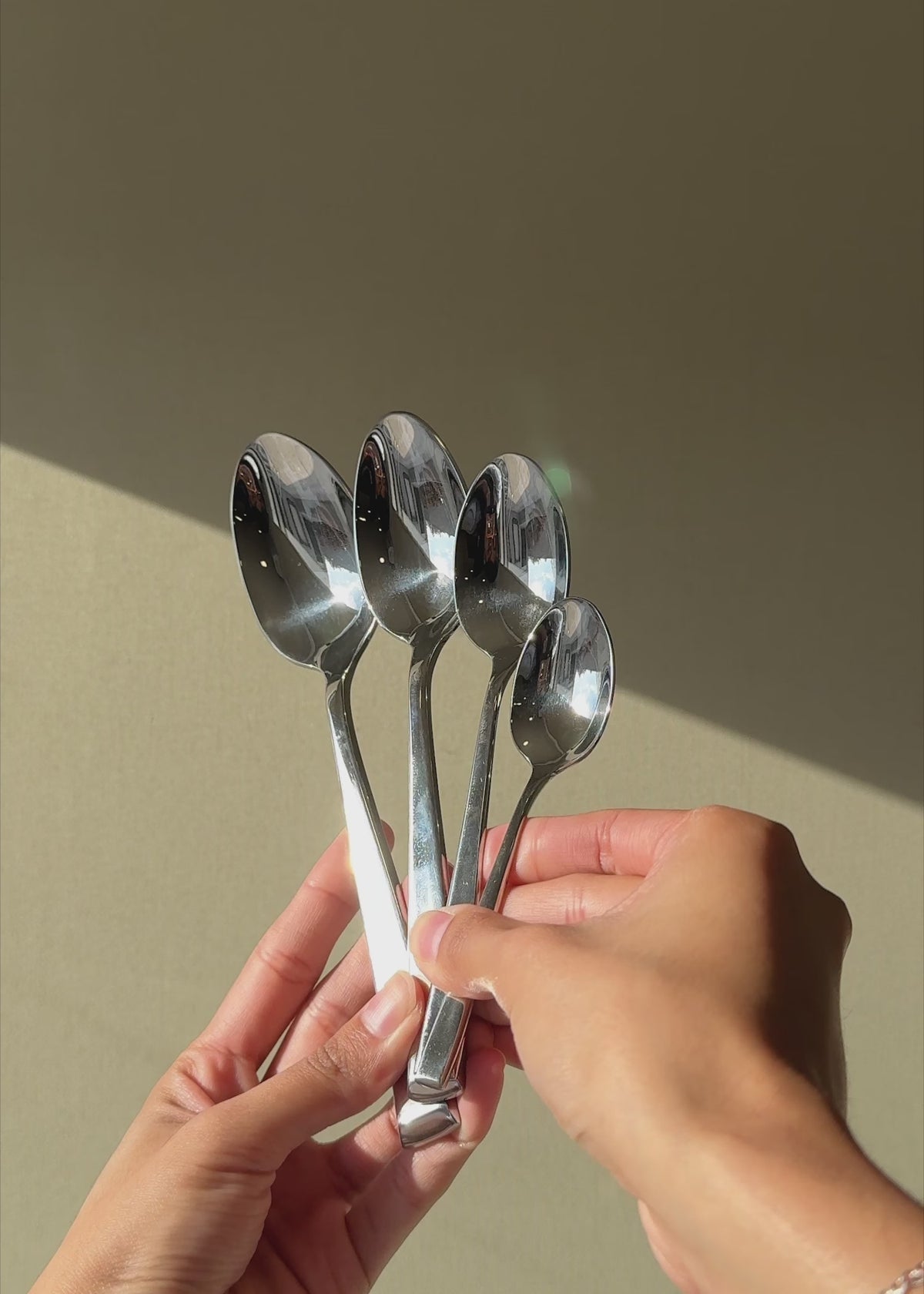 Cargar vídeo: Cubiertos de acero inoxidable Bari para mesa y servicio HORECA