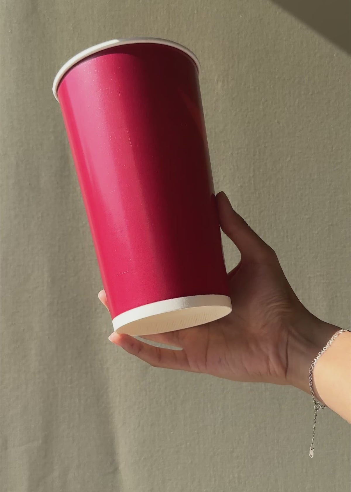 Cargar vídeo: Vaso de papel para bebida frÃ­a rojo 44 oz