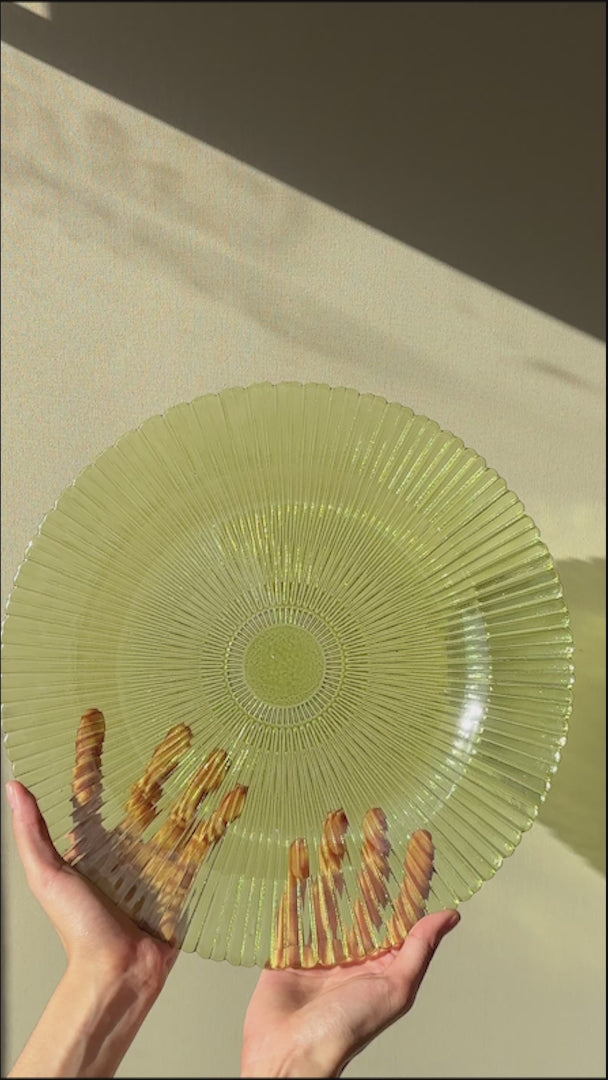 Plato base de vidrio con rayas verde olivo Karan Ø 32.5 cm — video de producto