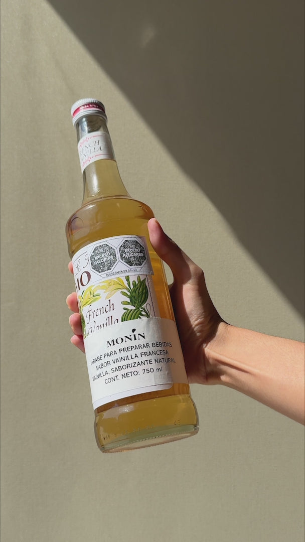 Cargar vídeo: Jarabe de vainilla botella de vidrio Monin 750 ml — video de producto