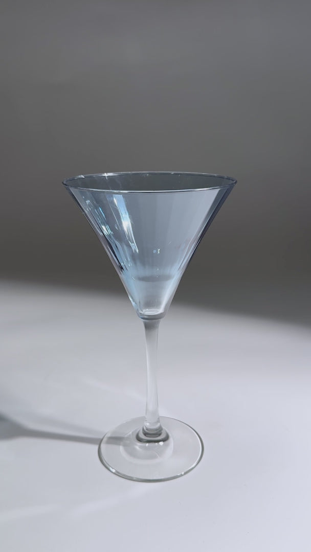 Cargar vídeo: Video del cáliz azul, tallo y base de la copa martini Linear Zafiro