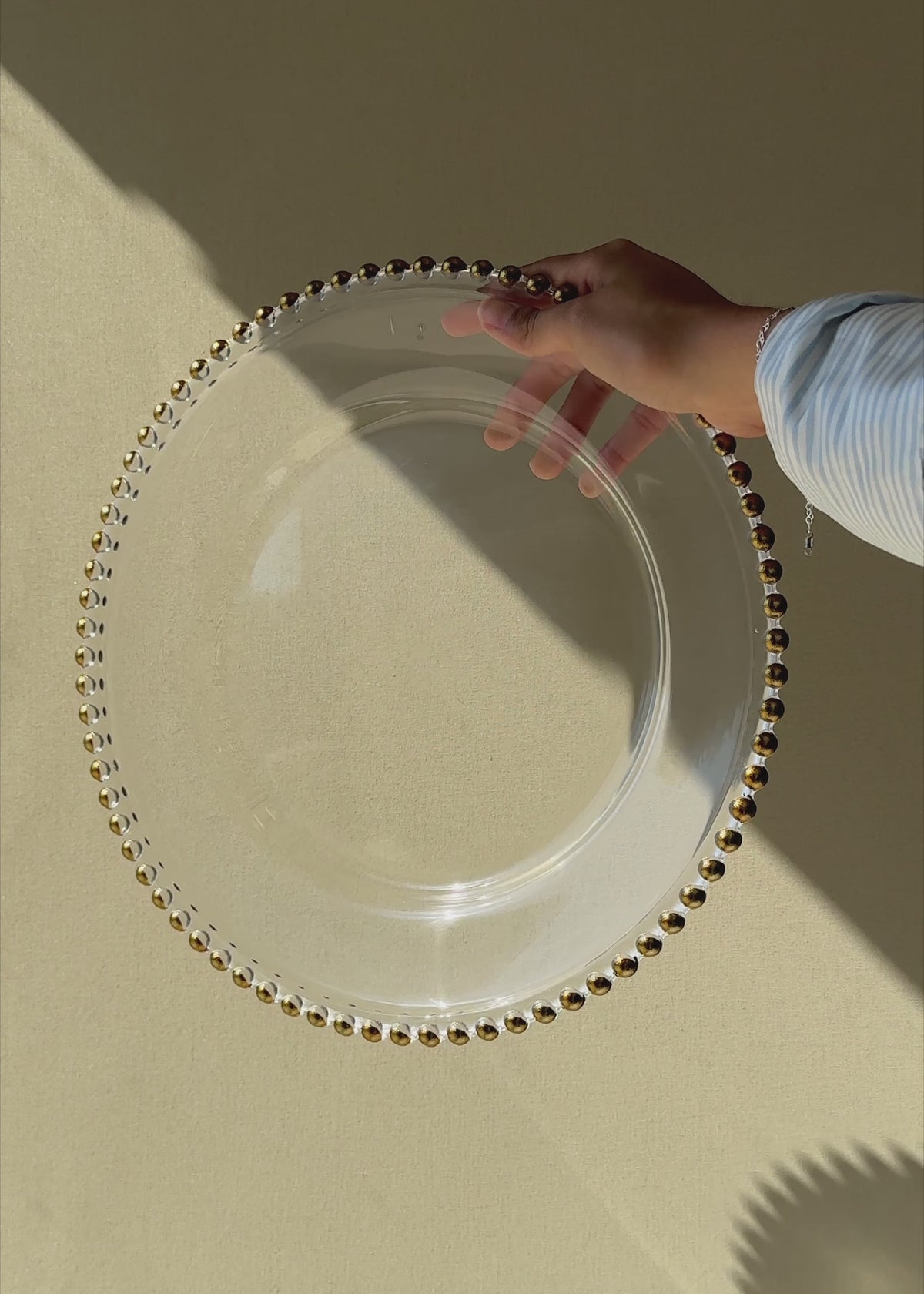 Cargar vídeo: Video de Plato base de vidrio transparente con filo dorado Perla Ø 21 cm para banquetes, hoteles, restaurantes, bodas y eventos