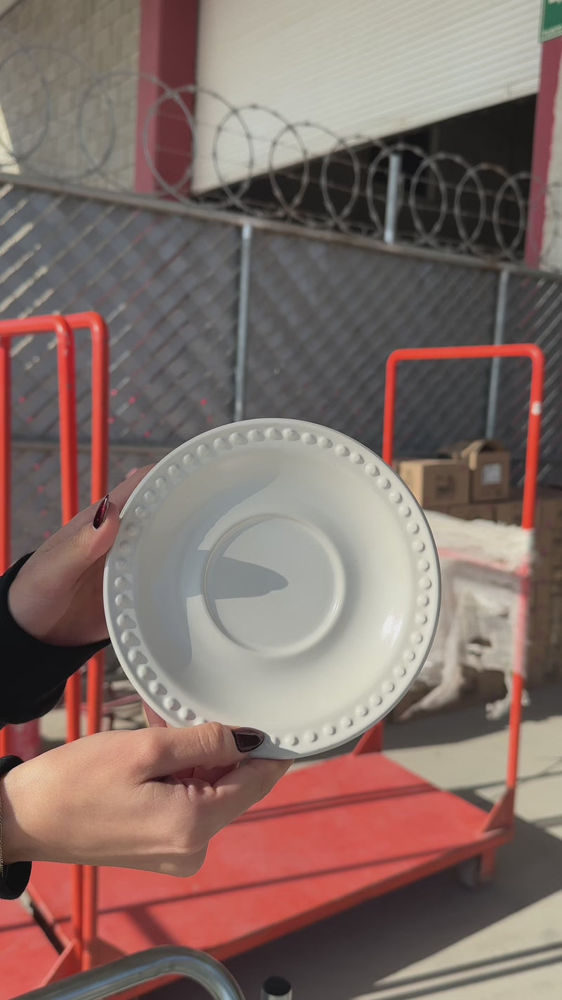 Video del acabado y borde decorativo del plato de cerámica blanco