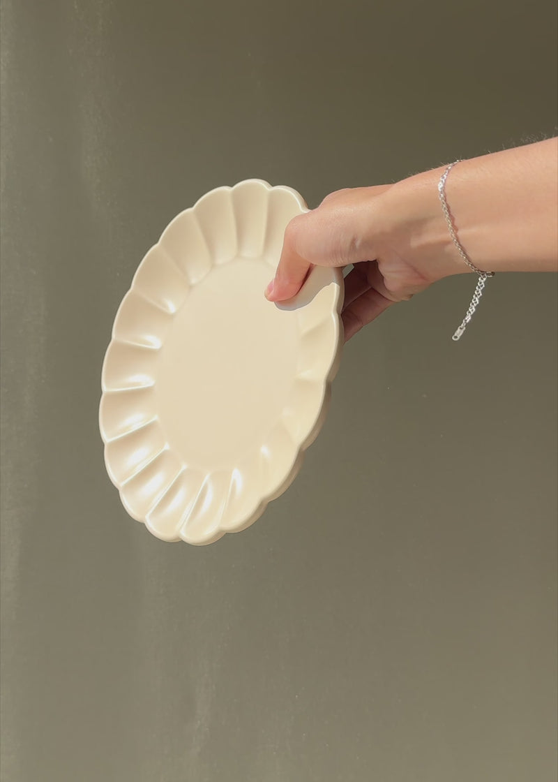 Plato postre Pétalo de cerámica beige mate de 22 cm