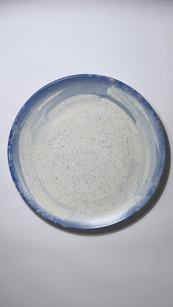 Cargar vídeo: Video del acabado moteado y borde azul del plato Harena Ø 30 cm