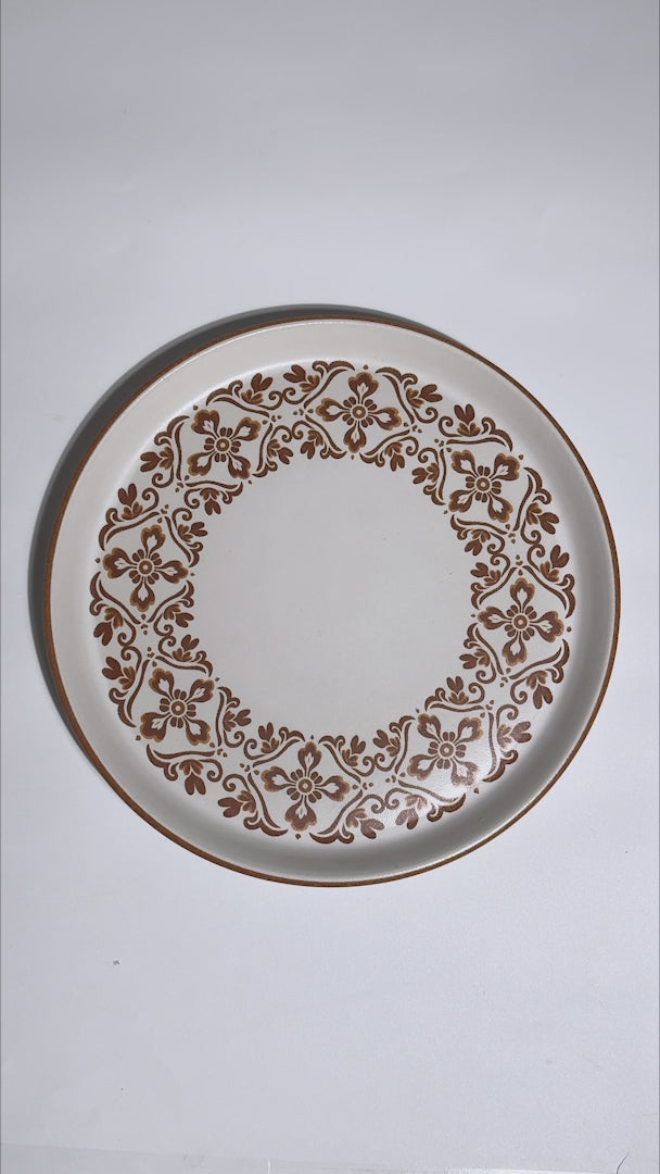 Video de detalles florales y borde del plato Talavera Mostaza