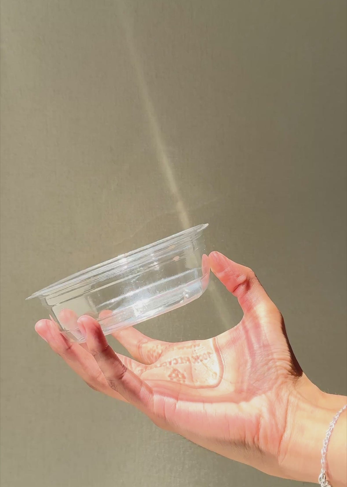 Cargar vídeo: Contenedor cuadrado de pet transparente 11.4x11.4 cm, 8 oz