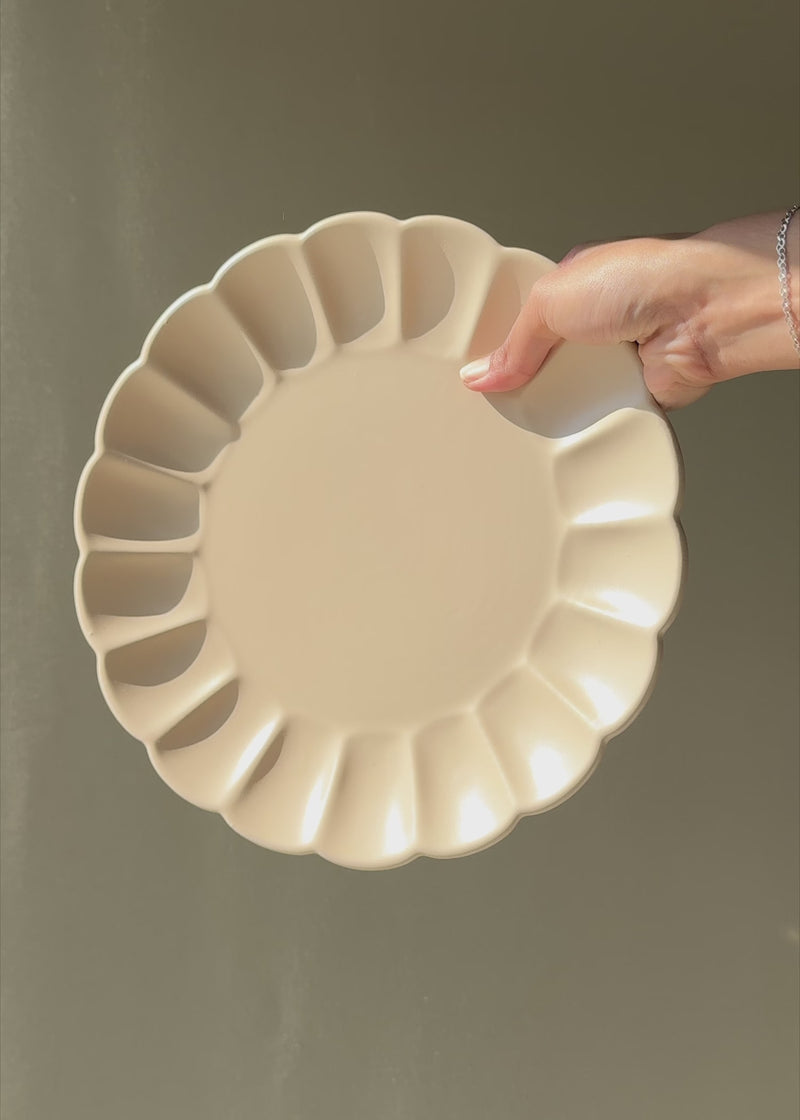 Plato trinche Pétalo de cerámica beige mate de 26.5 cm