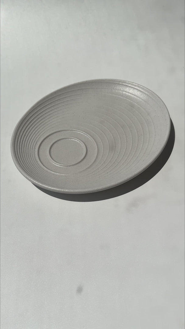 Video del plato para taza de porcelana Liora Ripple 20 × 17 cm