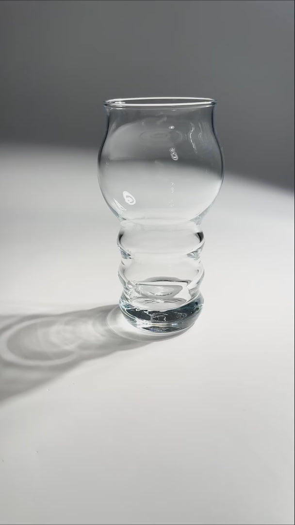 Cargar vídeo: Vaso de vidrio transparente para cerveza Ale 435 ml — video de producto