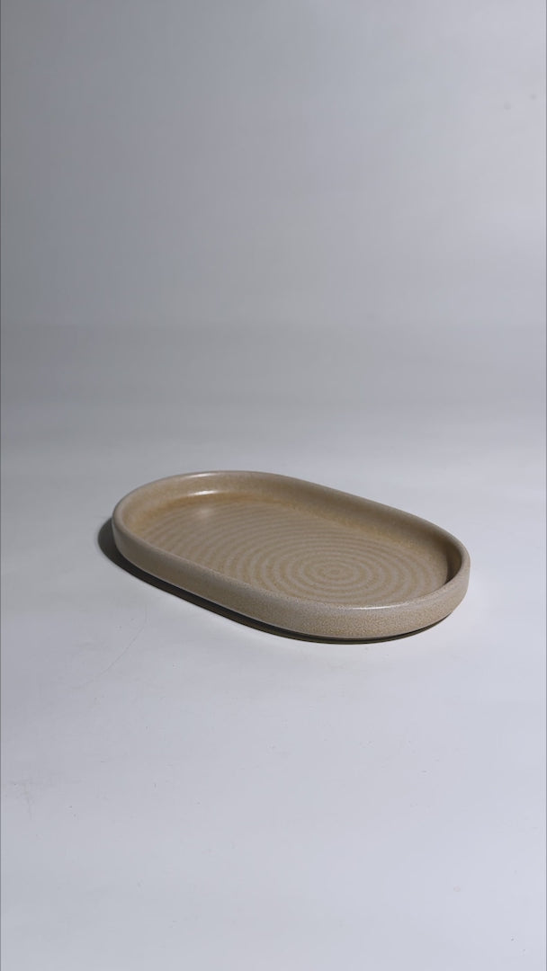 Cargar vídeo: Plato ovalado de porcelana vitrificada beige Mirage Ripple 19x12 cm — video de producto