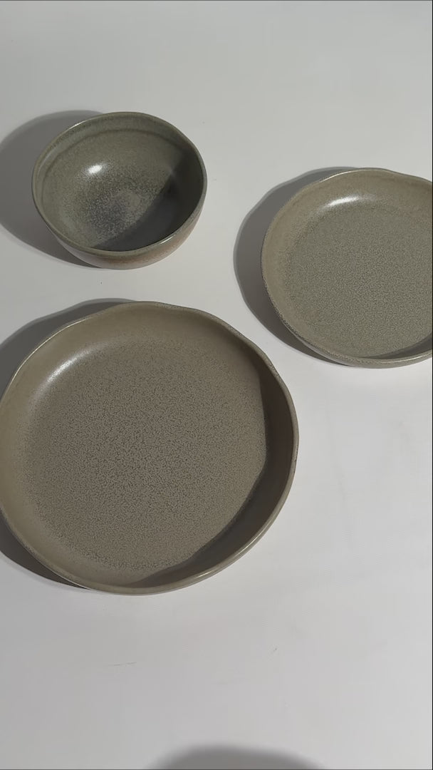 Cargar vídeo: Platos hondos de porcelana verde Cresta Adelfa — video de producto