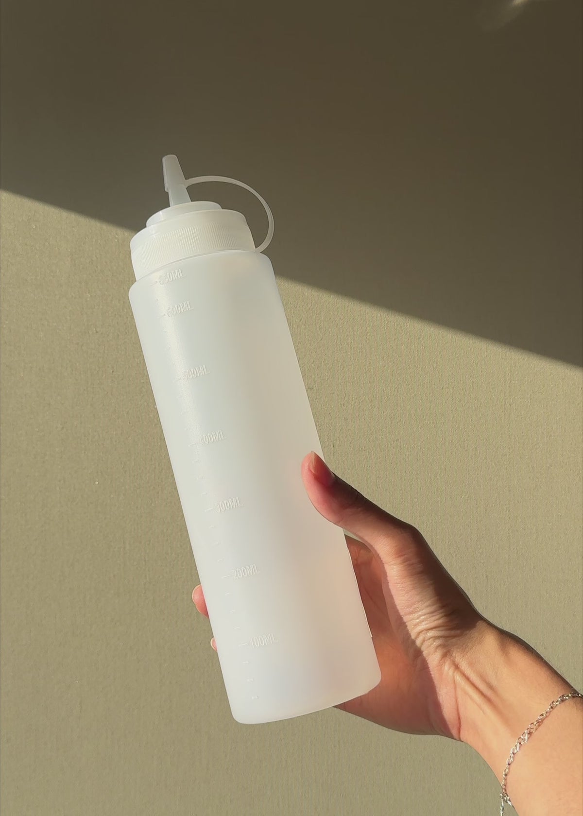 Cargar vídeo: Botella dispensadora de plástico transparente 24 oz