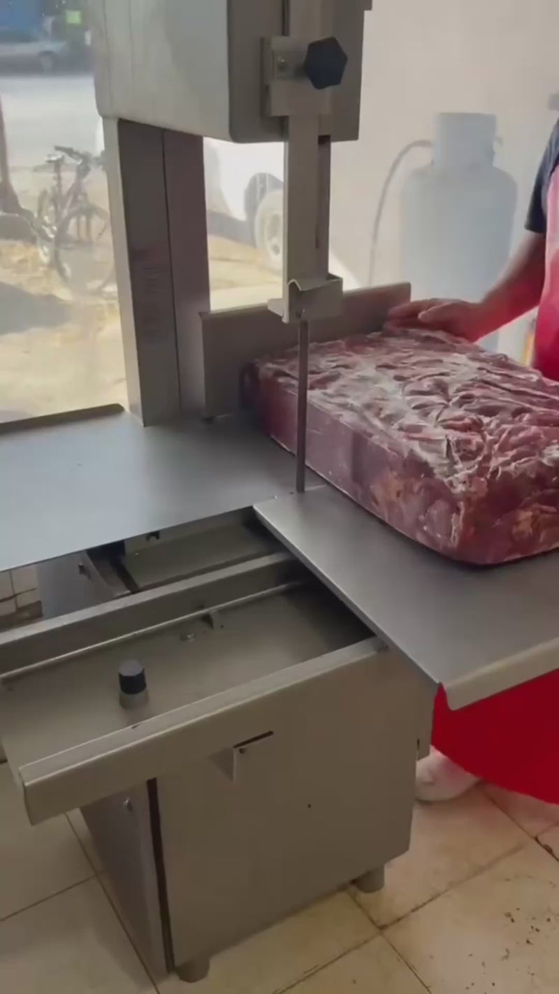 video de sierra electrica en uso maha