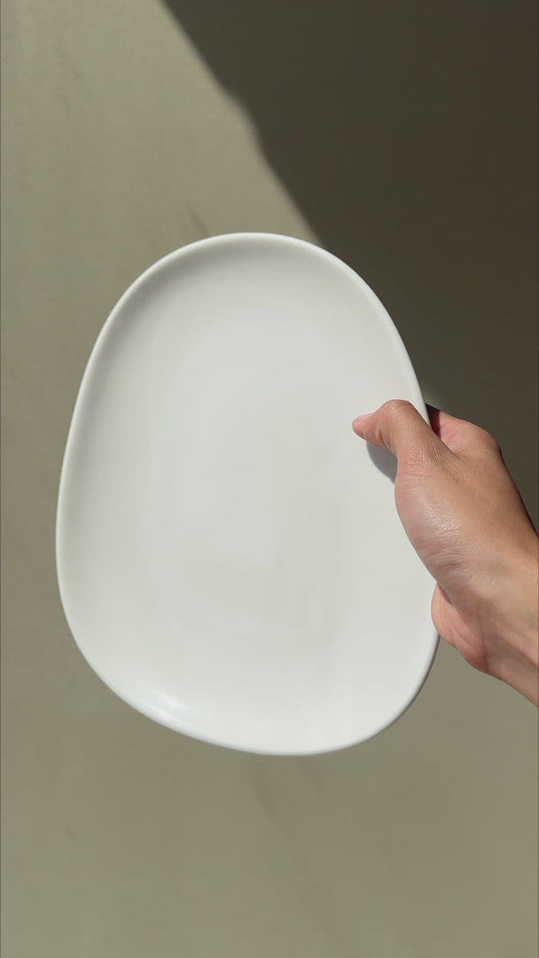 Cargar vídeo: Video de la forma orgánica y acabado del plato de porcelana Vago