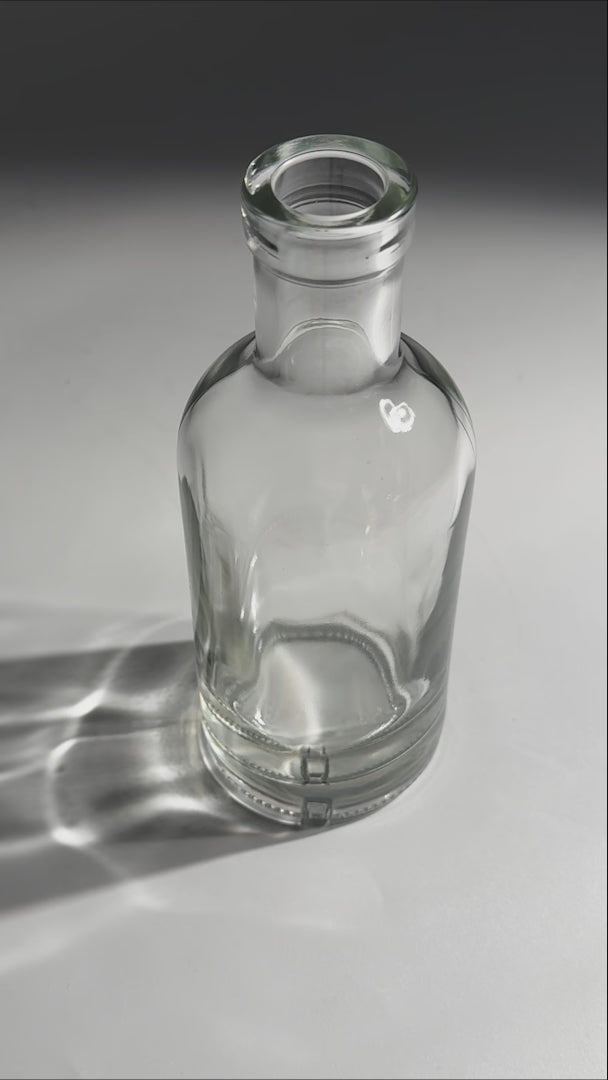 Cargar vídeo: Botella mezcalera de vidrio transparente Premium Liverpool de 375 ml — video de producto