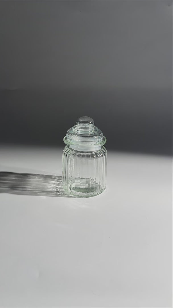 Frasco de vidrio estriado con tapa hermética para vela 300 y 650 ml — video de producto