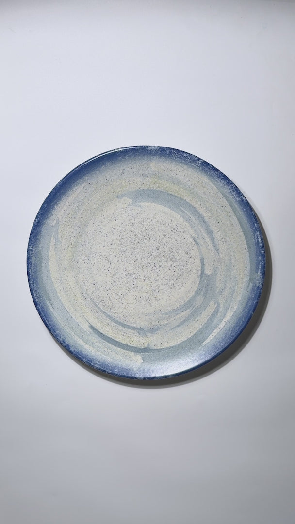 Cargar vídeo: Video del acabado moteado, trazos y borde azul del plato Harena