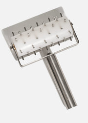 Rodillo perforador profesional con cilindro rotatorio y puas de acero inoxidable para masa de pizza plata y blanco 14x21 cm — imagen de producto