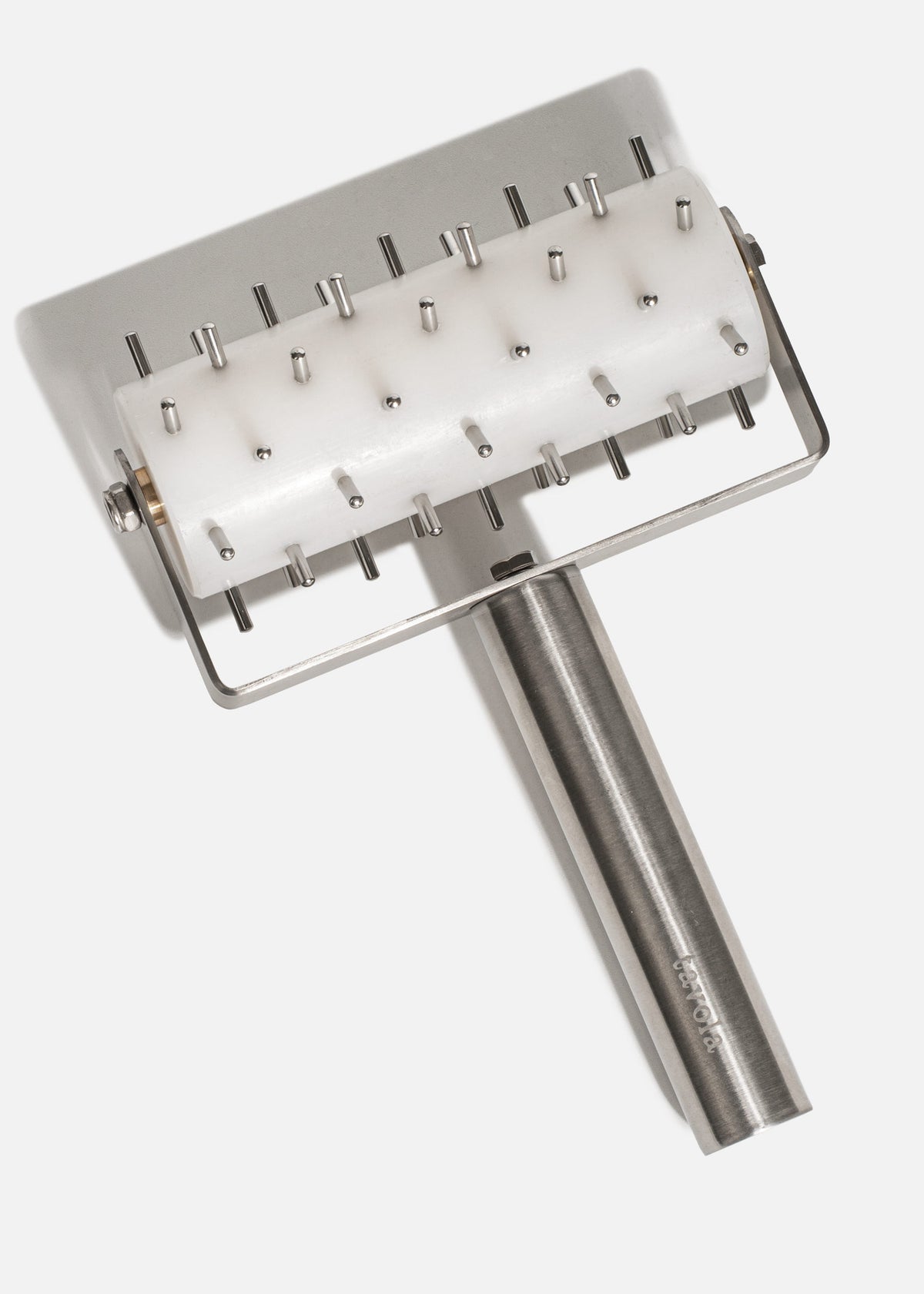 Rodillo perforador profesional con cilindro rotatorio y puas de acero inoxidable para masa de pizza plata y blanco 14x21 cm — imagen de producto