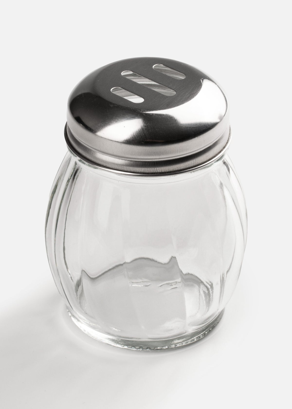 Saleros de vidrio transparente ranurado y perforado para queso 6 oz — imagen de producto