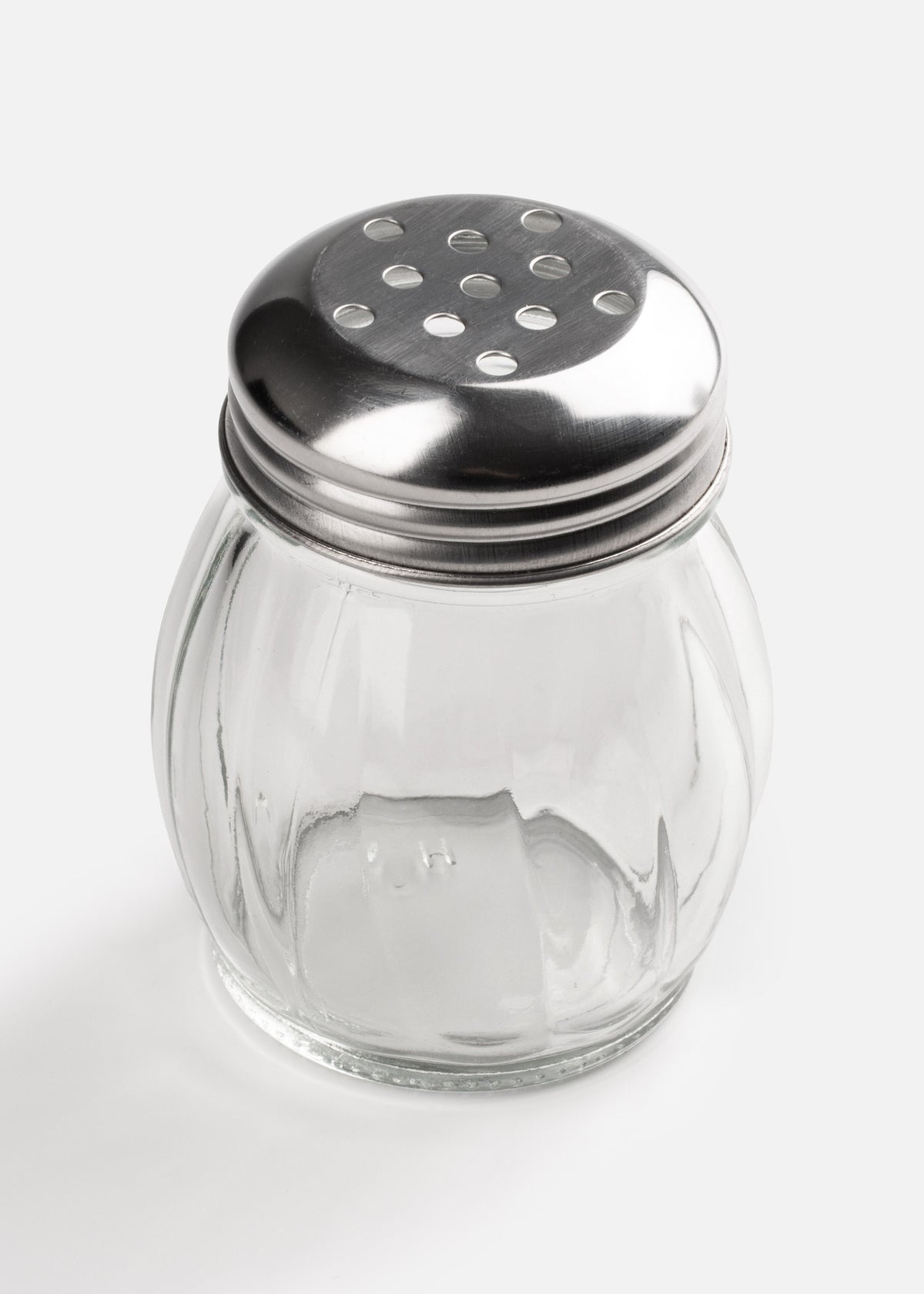 Saleros de vidrio transparente ranurado y perforado para queso 6 oz — imagen de producto